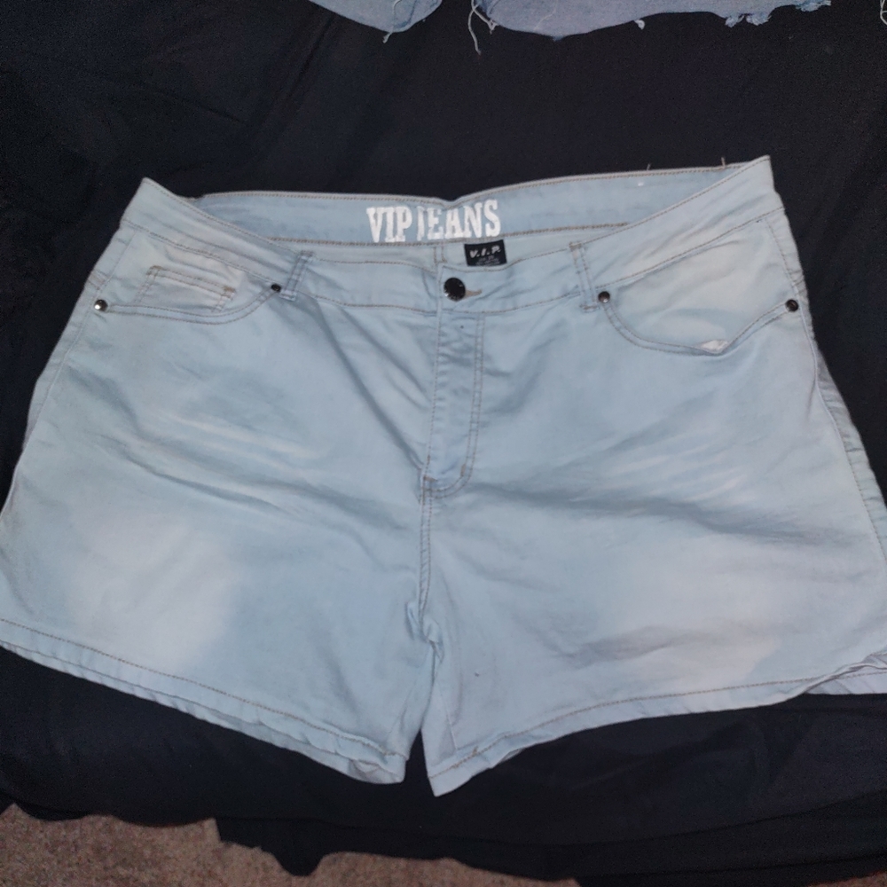 White wash jean shorts size 24